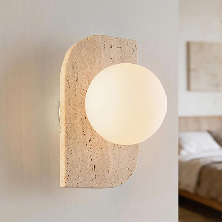 Væglampe i travertin (natursten) med glaskugle - Artea