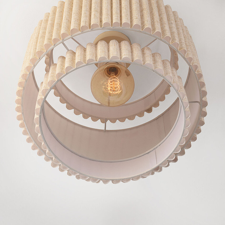 Loftlampe Vessa med lagdelt linnedskærm