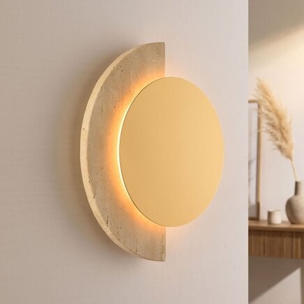 Væglampe Kiro i guld og sandbeige med integreret LED og travertin