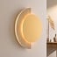 Væglampe Kiro i guld og sandbeige med integreret LED og travertin