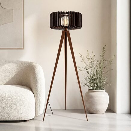 Gulvlampe Oakly tripod med træskærm - valnøddelook