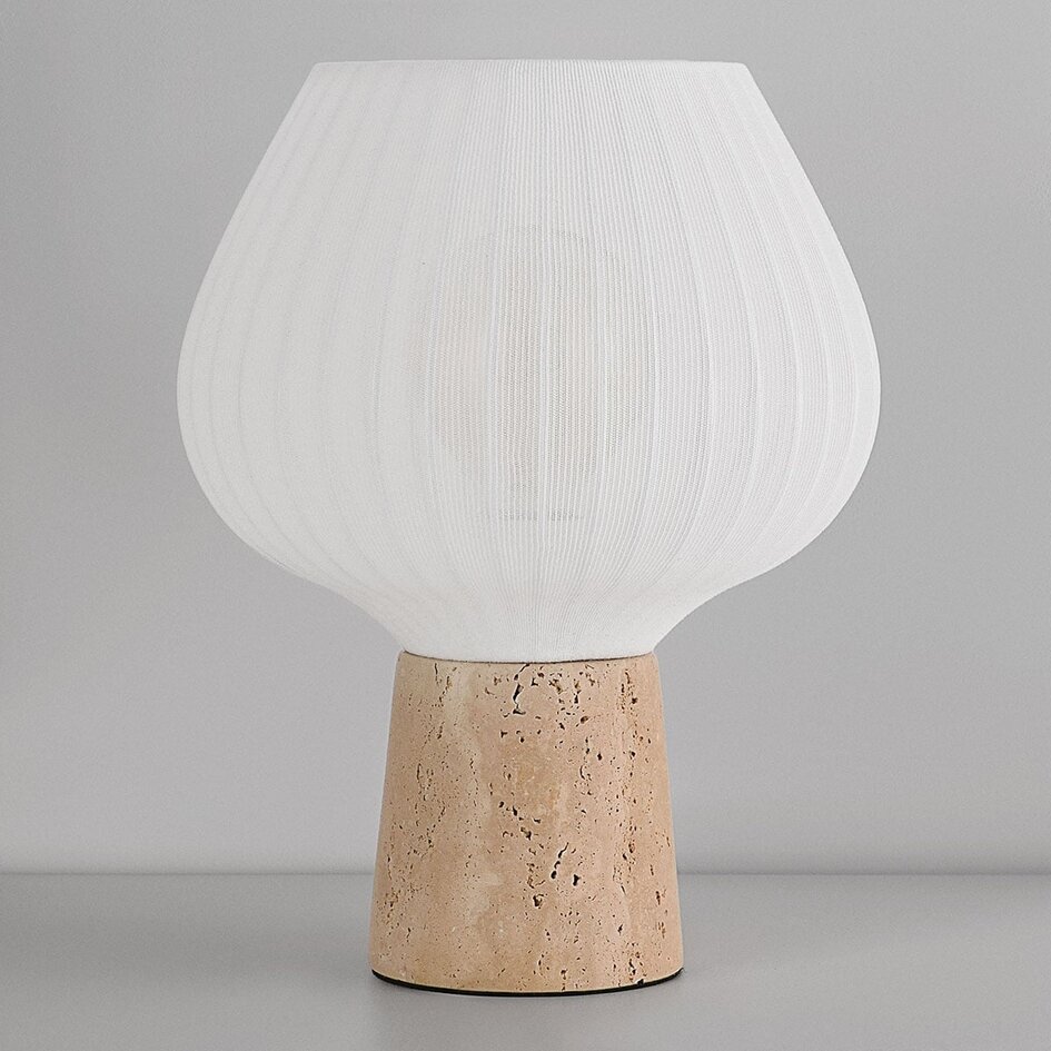 Bordlampe Varel med tekstilskærm og fod i travertin