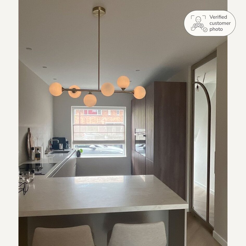 Loftslampe med 6 glaskugler - Aster - guld med opalhvidt glas