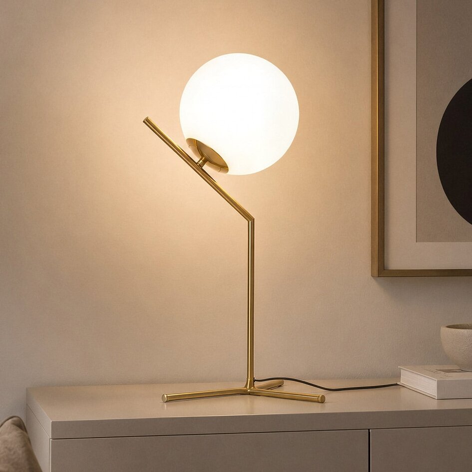 Bordlampe med glaskuppel - Stopa - opalhvid/messing