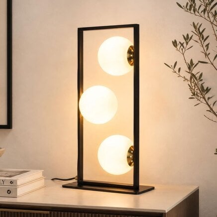 Bordlampe Tris, 3 lyskilder - sort og guld med mælkeglas
