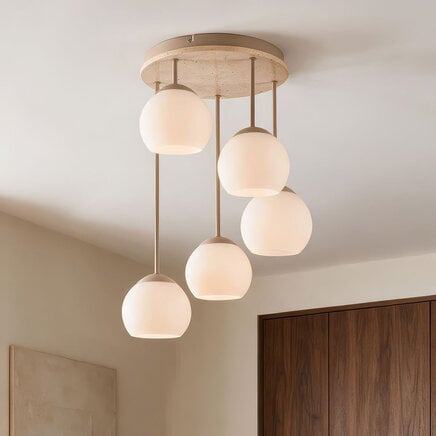 Loftlampe Carat i beige med 5 lyskilder, travertin og mælkehvidt glas