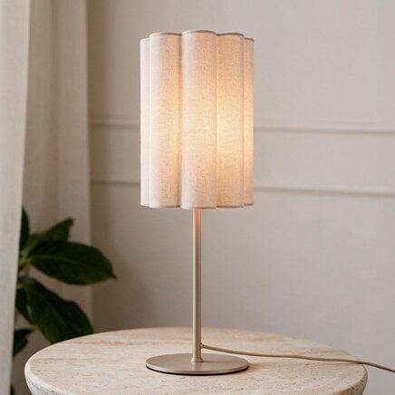 Bordlampe Mirjam med plisseret linnedskærm - beige