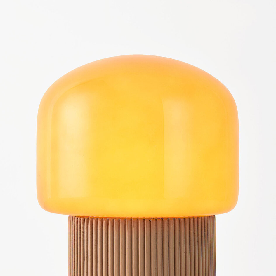 Bordlampe Ledine med amber glas og rillet fod i taupe