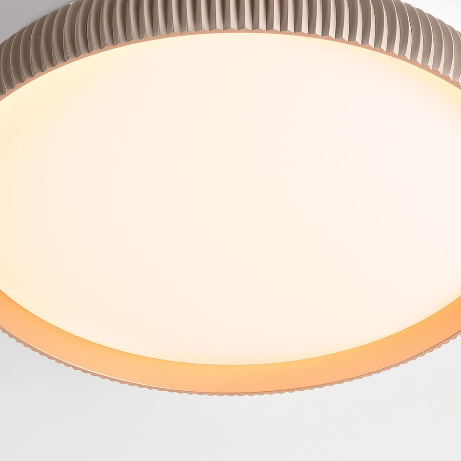 3-trins dæmpbar LED-loftlampe Terinda hvid med ribbeeffekt og gulddetalje