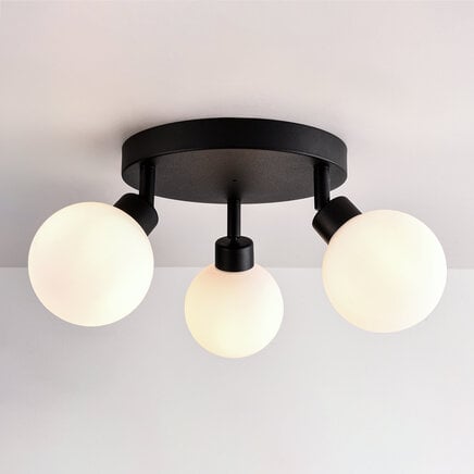 Loftlampe Zano med 3 justerbare lyskilder i sort med mælkehvidt glas