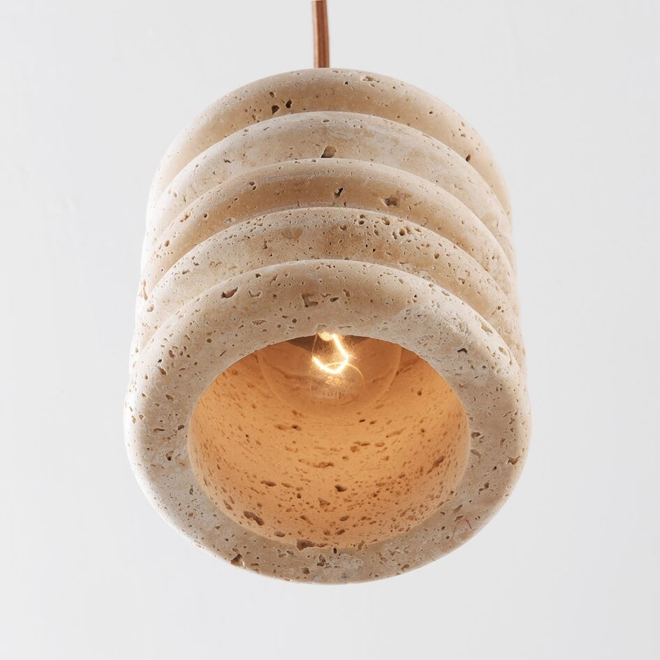 Elegant cylinderformet pendel Alva i travertin (natursten)