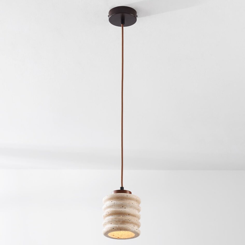 Elegant cylinderformet pendel Alva i travertin (natursten)