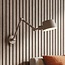 Justerbar væglampe Mellow i taupe med tosidet lys