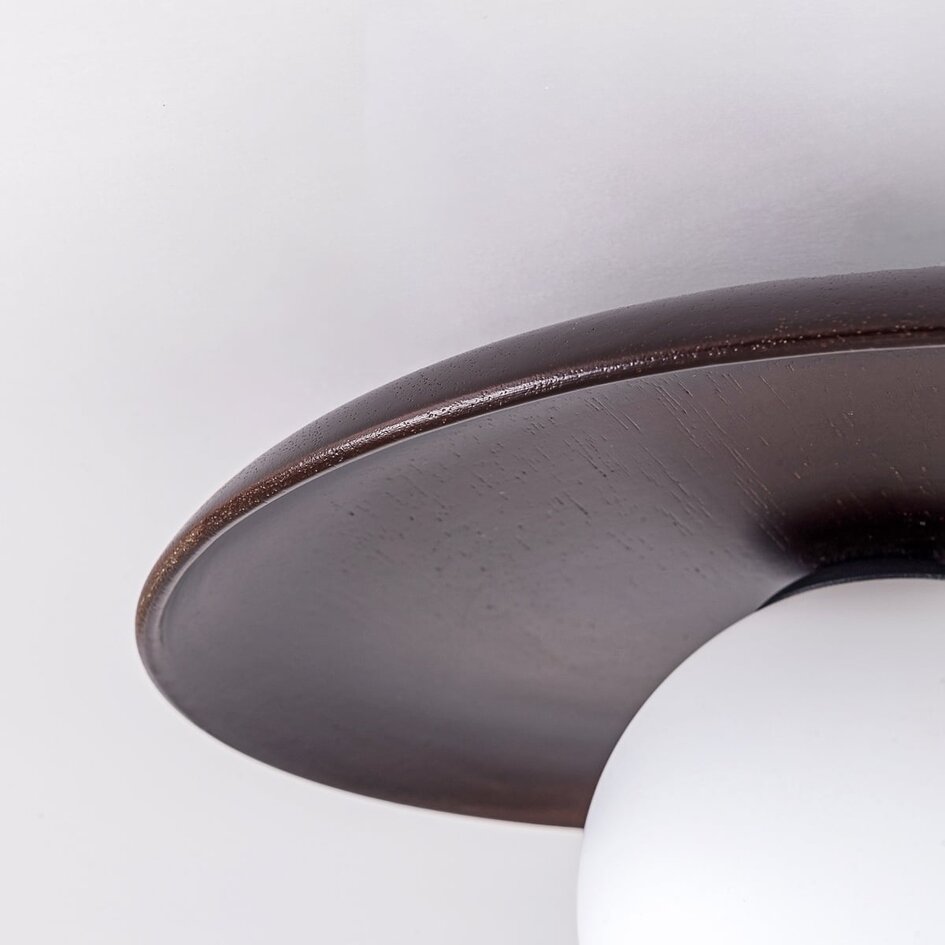 Loftlampe Ruvo - mørkebrunt træ med mælkehvidt glas