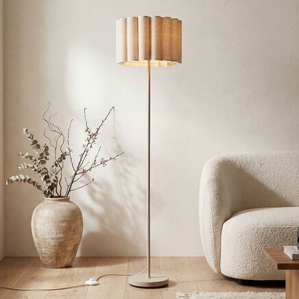 Beige gulvlampe Cely med plisseret hørskærm