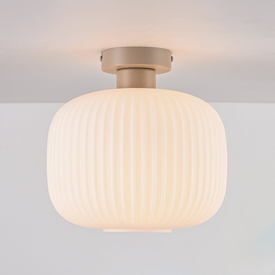Loftlampe Ilyana - mælkehvidt glas med riller, beige