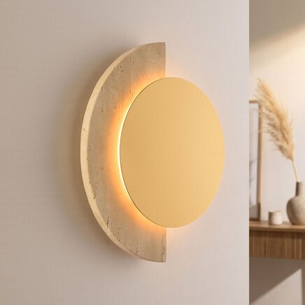 Væglampe Kiro i guld og sandbeige med integreret LED og travertin