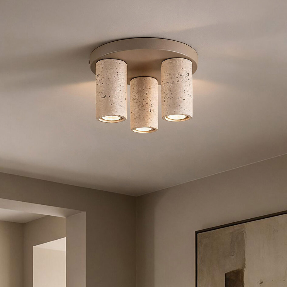 Loftlampe Cova med tre spots i travertinlook - sandbeige