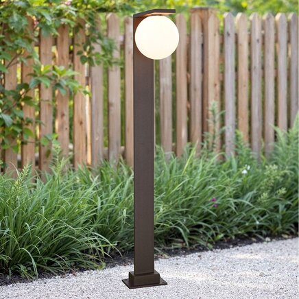 Stående udendørslampe Mesia med mælkehvid skærm - brun