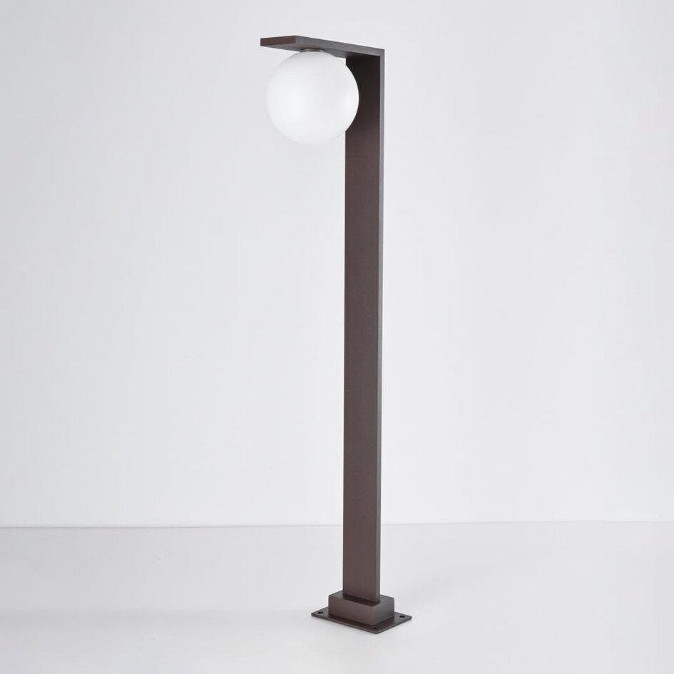 Stående udendørslampe Mesia med mælkehvid skærm - brun