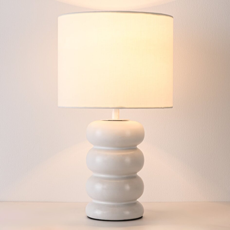 Bordlampe Sofara i keramik med stofskærm - hvid