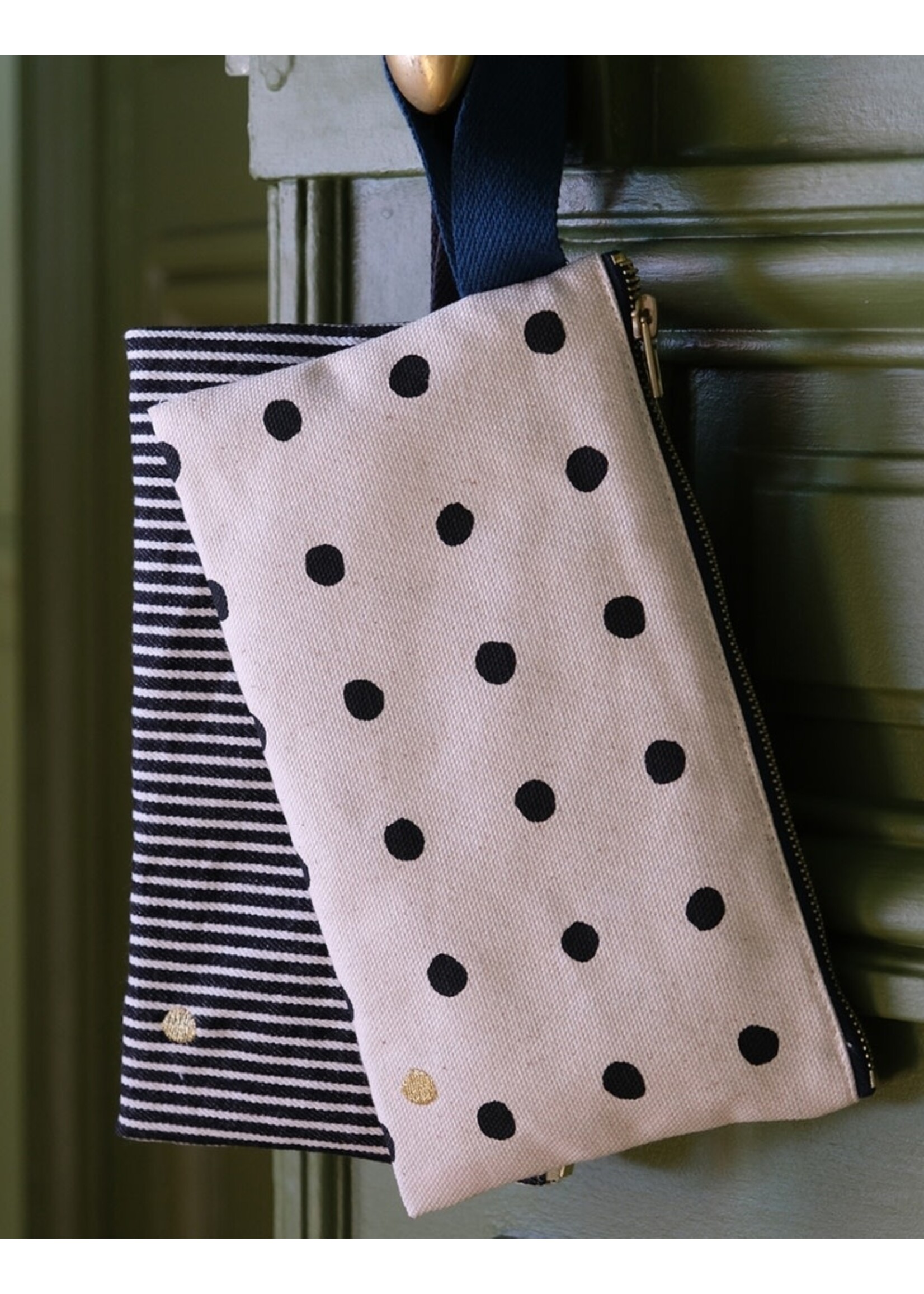 La cerise sur le gâteau Handle Pouch - Basile
