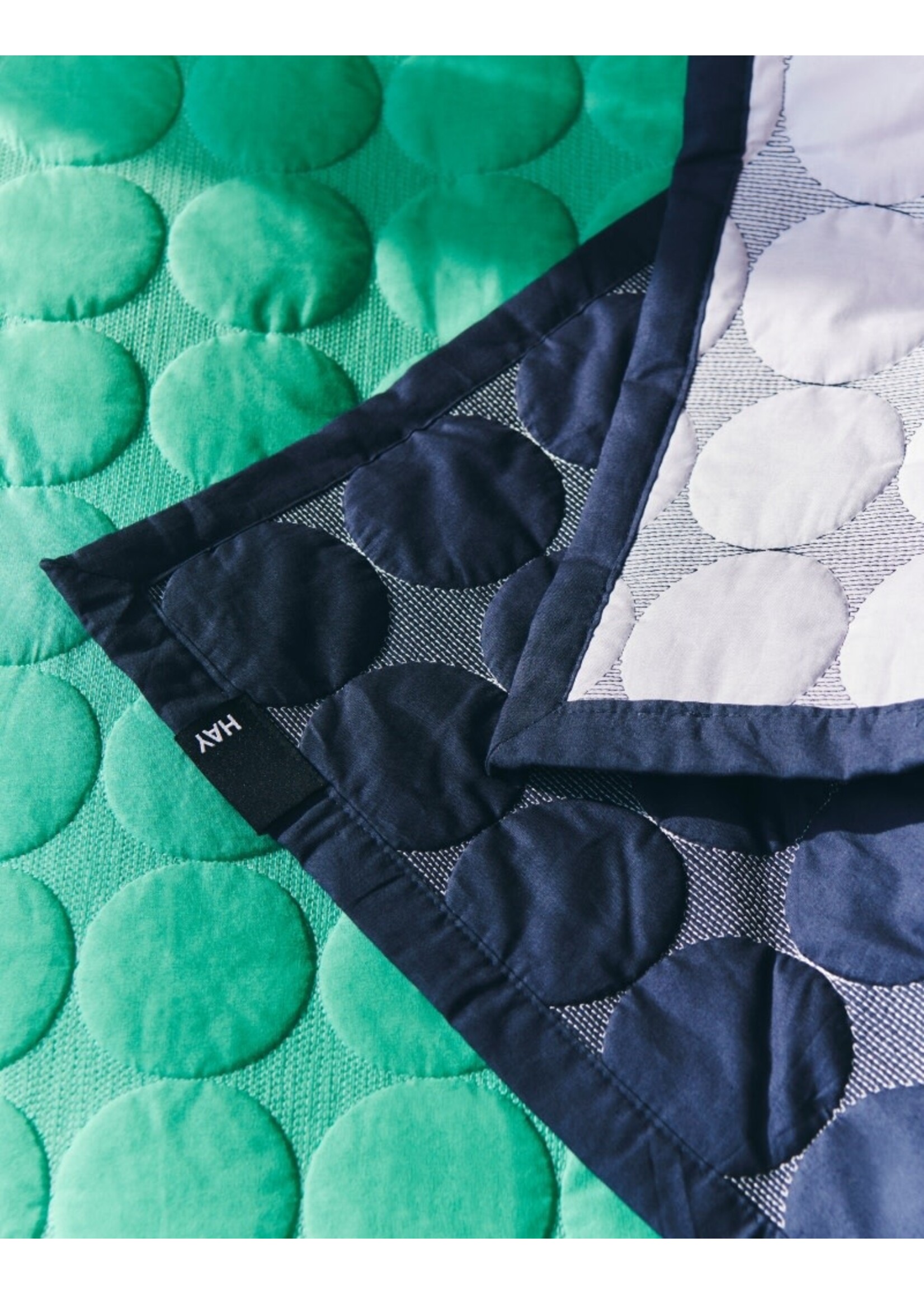 HAY Mega Dot bedsprei - 235 x 245 - Sea Green