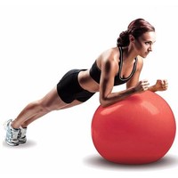 Assis et ballon d'exercice avec pompe