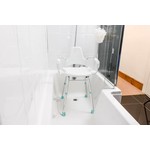 Chaise modulaire de douche et de travail Prima avec accoudoirs et dossier - Disponible en 2 tailles