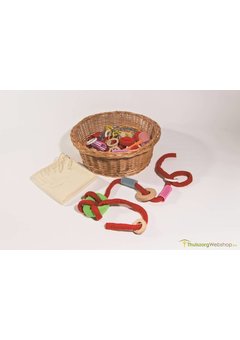 Panier avec matériaux divers pour toucher