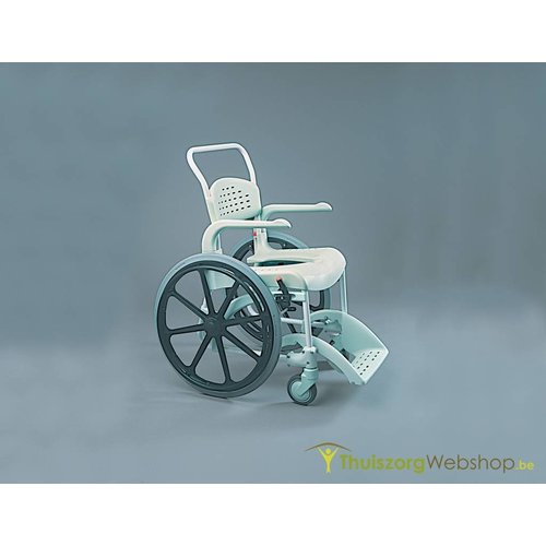 Chaise roulante pour douche Etac Clean avec des grandes roues