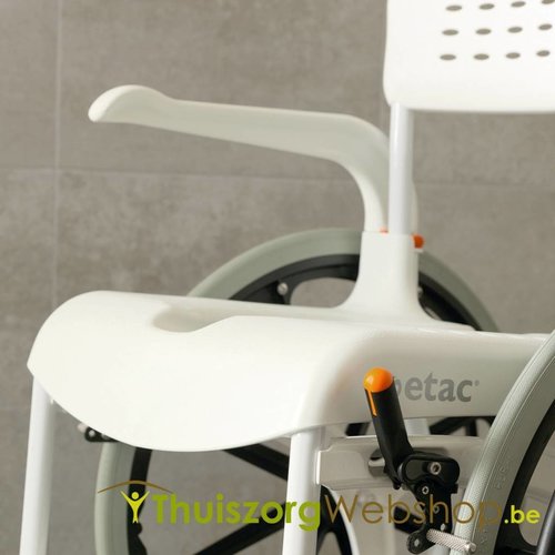 Chaise roulante pour douche Etac Clean avec des grandes roues