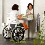 Chaise roulante pour douche Etac Clean avec des grandes roues