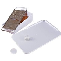 Planche à pain en matière synthétique avec piques de fixation et râpe