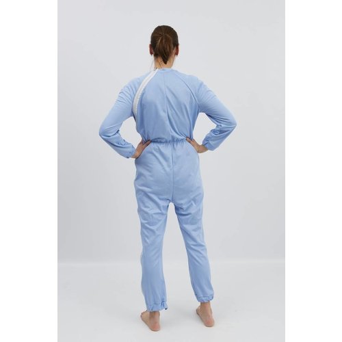 Pyjama bleu clair avec fermeture à  glissière à  l'épaule et entre les jambes, taille élastique