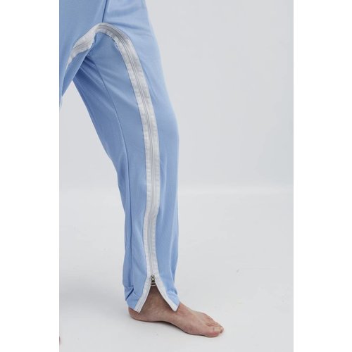 Pyjama bleu clair avec fermeture à  glissière à  l'épaule et entre les jambes, taille élastique