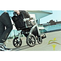 Rollz Motion Rollator et fauteuil roulant en un