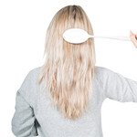 Brosse ou peigne avec manche allongé