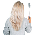 Brosse ou peigne avec manche allongé