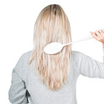 Brosse ou peigne avec manche allongé