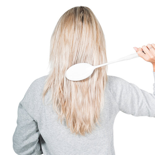Brosse ou peigne avec manche allongé