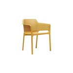 Chaise soignée avec accoudoirs