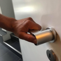 Poignée de porte combinée pour personnes ayant un comportement errant