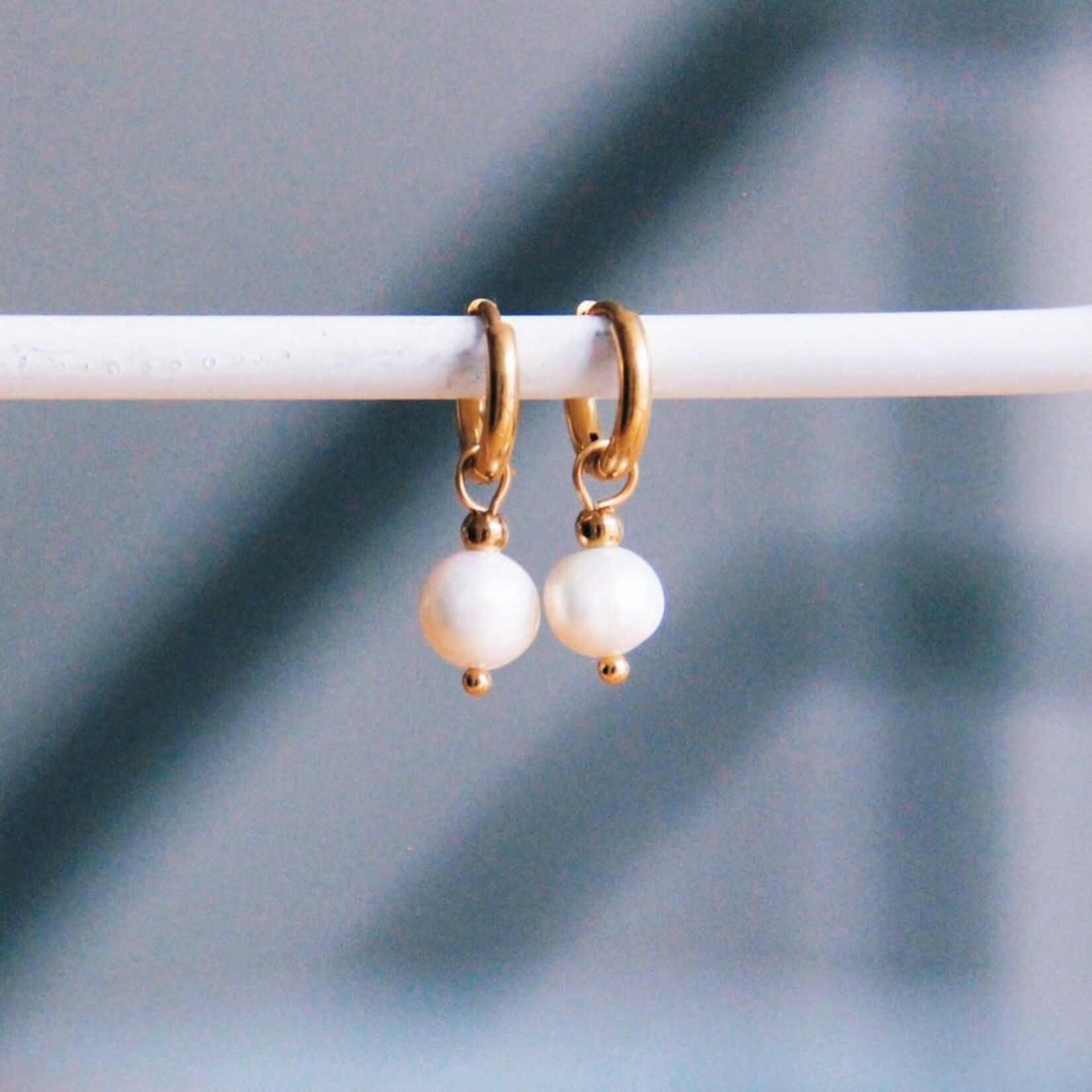 Bazou Stainless steel freshwater pearl drop - gold