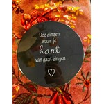 Home Sweet Home Muurcirkel zwart met tekst '' Doe dingen waar je hart van gaat zingen'' 20 cm