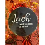 Muurcirkel zwart met tekst '' lach, want het staat je zo leuk'' 20 cm