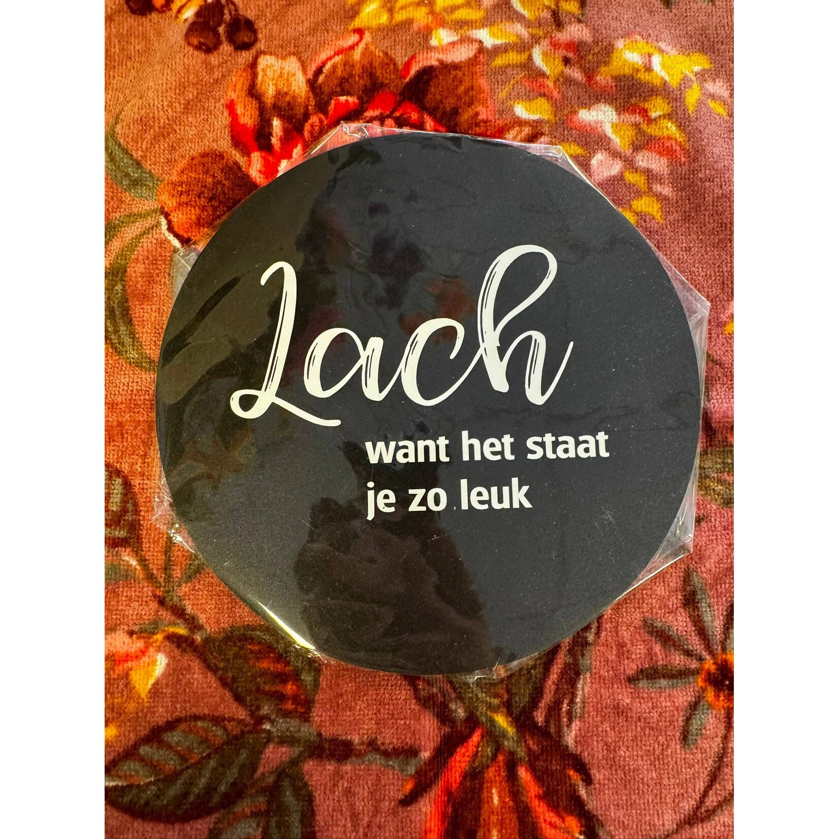 Muurcirkel zwart met tekst '' lach, want het staat je zo leuk'' 20 cm