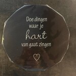 Home Sweet Home Muurcirkel zwart met tekst ''Doe dingen waar je hart van gaat zingen'' 30cm