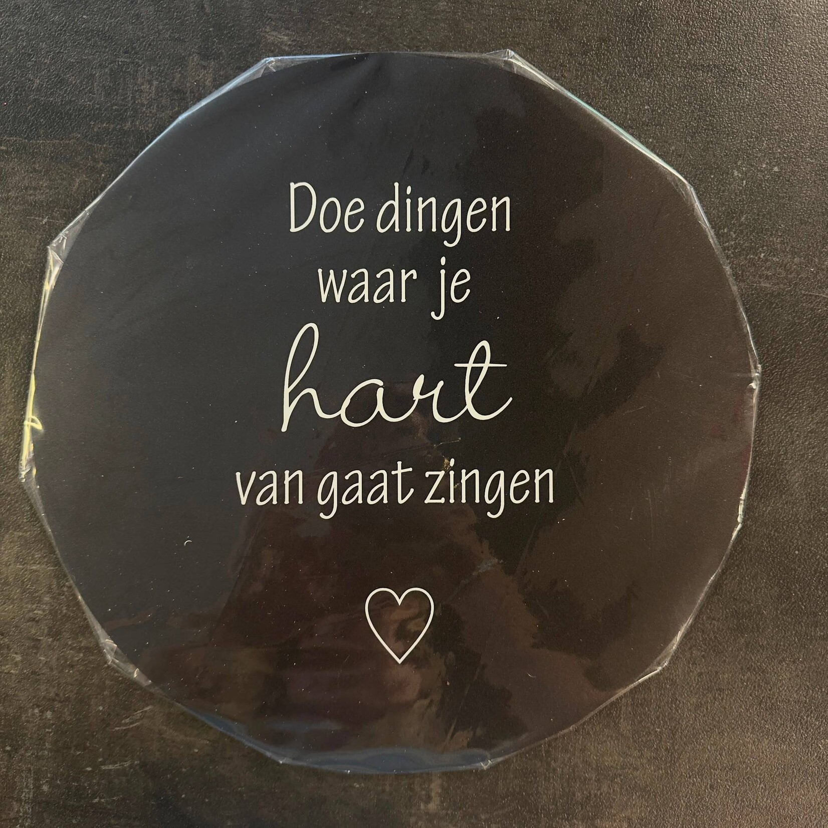 Home Sweet Home Muurcirkel zwart met tekst ''Doe dingen waar je hart van gaat zingen'' 30cm
