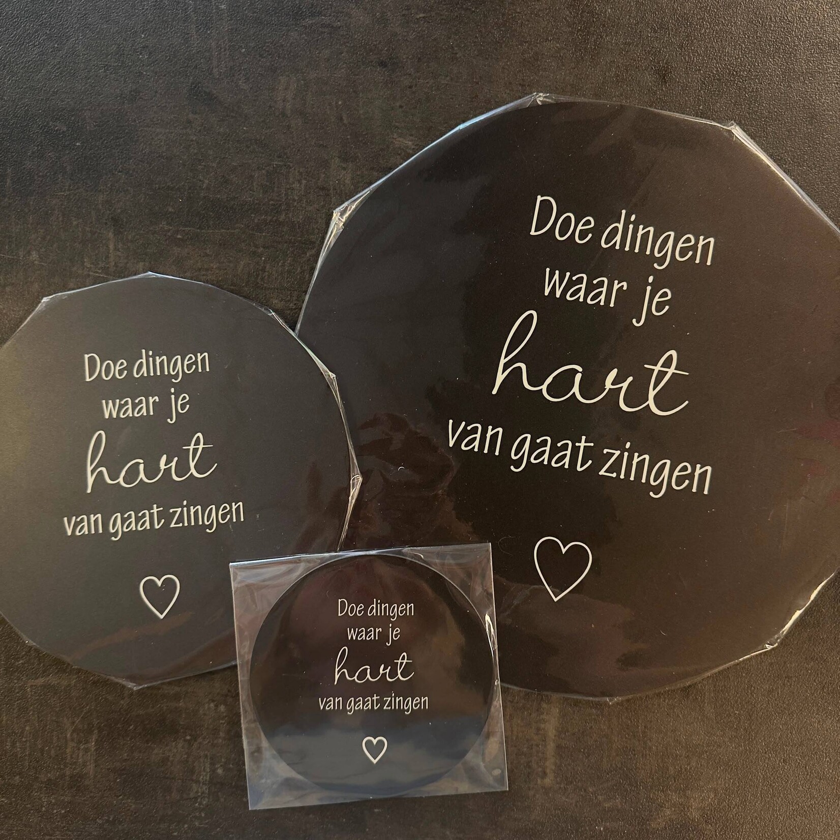 Home Sweet Home Muurcirkel zwart met tekst ''Doe dingen waar je hart van gaat zingen'' 30cm